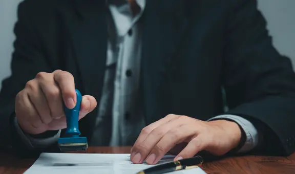 Buenas noticias para inmigrantes en EEUU: nuevo proyecto de ley protegería a extranjeros de fraudes notariales en este estado