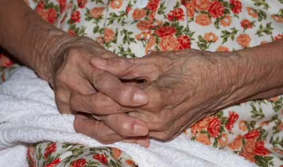 Adulta mayor fingió estar muerta para sobrevivir a brutal ataque dentro de su propia casa, en Colombia: agresor sería vecino de la víctima