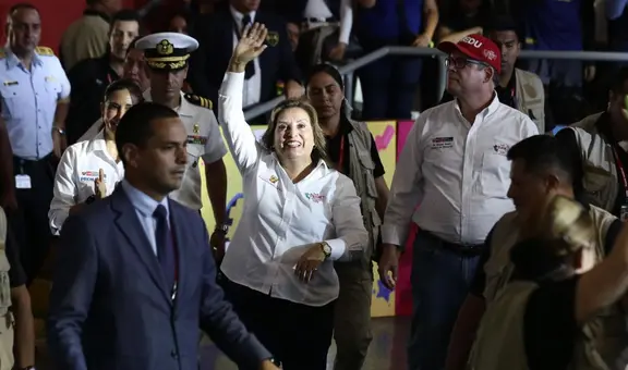 Estudiantes de Beca 18 abuchean a presidenta, pero seguridad los silencia: "Fuera, Dina"