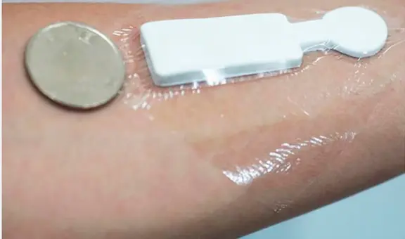 Científicos crean un sensor en forma de bandita para 'leer' las emociones, incluso cuando se ocultan