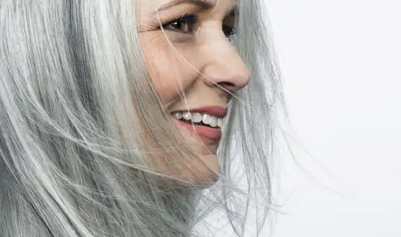 ¿Por qué algunas personas eligen no teñirse las canas? La psicología lo revela