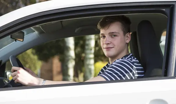 Los requisitos para obtener la licencia de conducir en California si eres menor edad en 2025