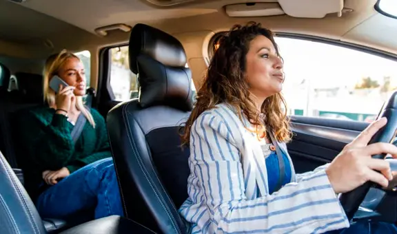 La ley de tránsito de Gavin Newsom que causa confusión entre los conductores de California: multas superan los US$100 dólares