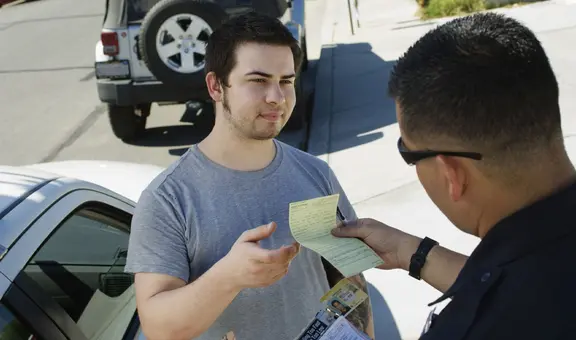 California: no solo los conductores, sino también los pasajeros son multados por vigente ley de seguridad vehicular