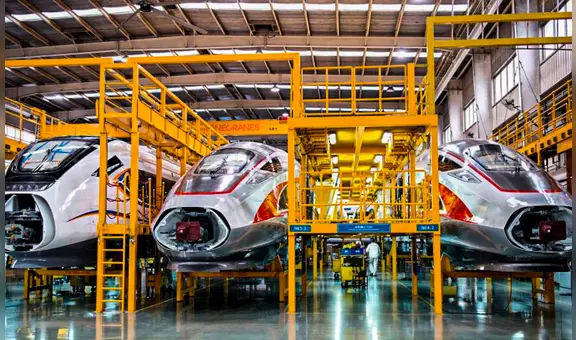 La fabrica en China que construye los trenes con los que Chile revoluciona el transporte público en Sudamérica