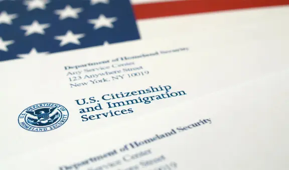 USCIS señala quiénes pueden solicitar la residencia permanente por lazos familiares en Estados Unidos