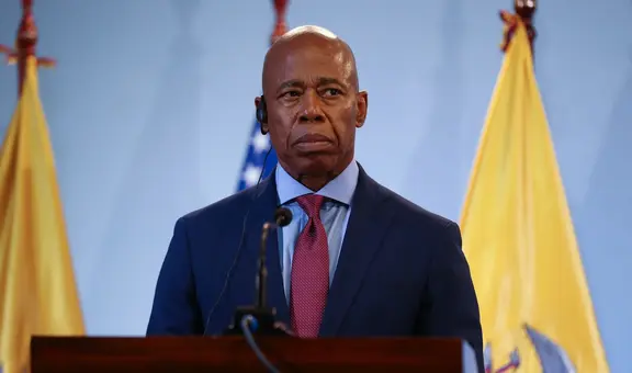 Malas noticias para los inmigrantes en Nueva York: Eric Adams anuncia cierre de centro de ayuda por este motivo