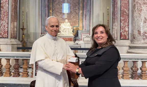 Dina Boluarte saludó al Papa León XIV en el Vaticano, en medio de protestas
