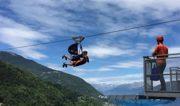 Mujer muere al soltarse el arnés de una tirolesa en Italia: cayó desde una altura de 40 metros