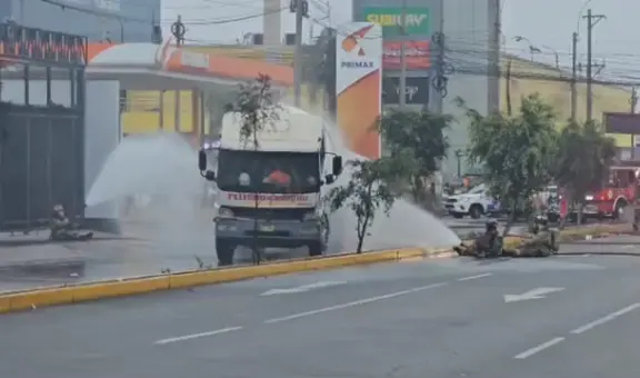 Fuga de gas en camión cisterna entre av. Nicolás Arriola y Canadá, en La Victoria: 4 unidades de bomberos en la zona