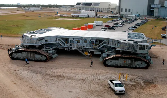 El monstruo de 3.000 toneladas que utiliza 625 litros de diésel para recorrer solo 1 km: un camión que mueve cohetes a 5 km por hora