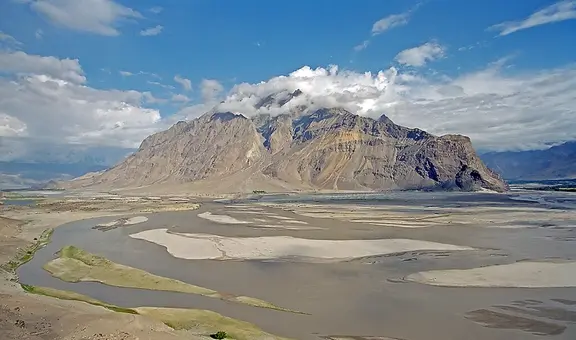 Hallan un ‘río de oro’ con más de 64 toneladas del metal precioso: su valor superaría los mil millones de dólares y podría sacar de la pobreza a este país