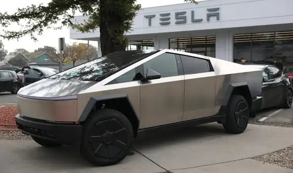 ¿Cuántos años de salario mínimo necesita un trabajador en Florida para comprar un Tesla Cybertruck en 2025?