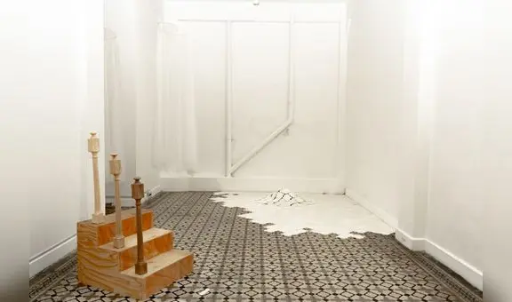 Las emociones y los recuerdos: la instalación “Recordar, desestructurar: Habitar” de Fiorella Gonzales Vigil