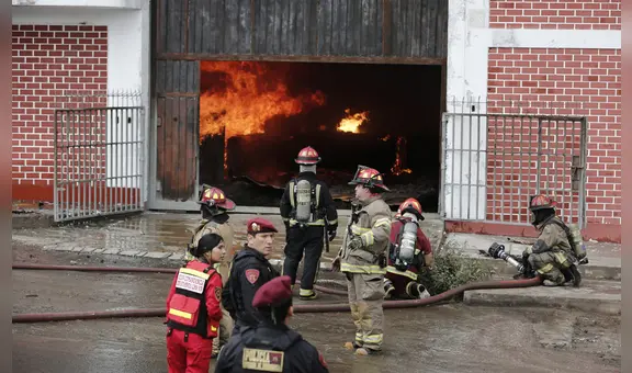 Fuerte incendio en fábrica de colchones en VES: explosiones, riesgo de expansión y fuego por casi 2 horas