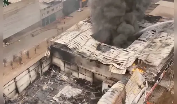 Impactantes imágenes aéreas del incendio en fábrica de colchones en VES: graves daños del siniestro