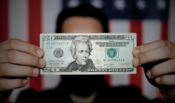 Salario mínimo en EEUU: trabajadores de Alaska y Arizona ganan este histórico monto por hora desde 2025