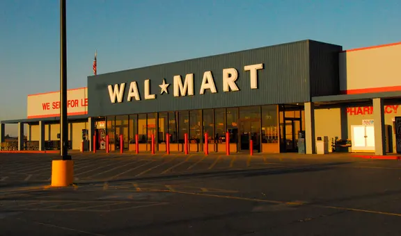 Es oficial: Walmart aplica nueva tarifa que perjudica a clientes que reciben ayuda gubernamental en Estados Unidos