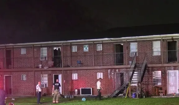 Incendio en Houston destruye varios edificios residenciales y afecta a familias locales de Texas