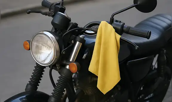 ¿Qué significa un trapo amarillo amarrado en la moto? Descubre el mensaje oculto entre moteros