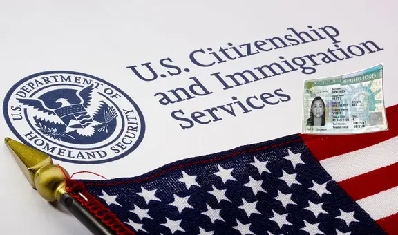 Confirmado: USCIS aclara cuánto tiempo puede estar fuera de EEUU un residente permanente sin perder su Green Card