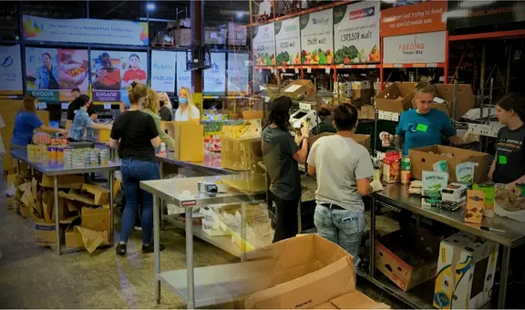 Alimentos gratis para inmigrantes en Florida: ciudades y fechas para recibir comidas y despensas desde junio de 2025