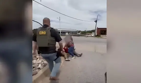 Agente de ICE es captado saltando de un carro para arrestar a 5 inmigrantes al lado de la carretera en esta ciudad de EEUU