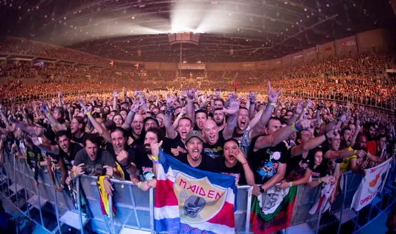 Iron Maiden rompe con la era digital y logra un concierto sin celulares grabando en pleno 2025