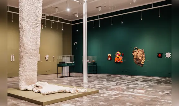 Ariana Macedo y "Soy tierra, soy raíz", una muestra donde maternidad, memoria y tejido se entrelazan como formas de resistencia y sanación