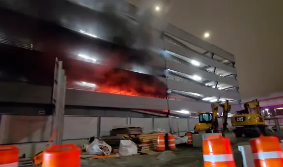 Aeropuerto JFK de Nueva York se incendia: un vehículo quedó estalló en llamas en el estacionamiento