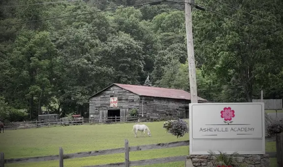 Cierran escuela de tratamiento terapéutico para niñas tras muerte de dos de sus estudiantes en Carolina del Norte por suicidio