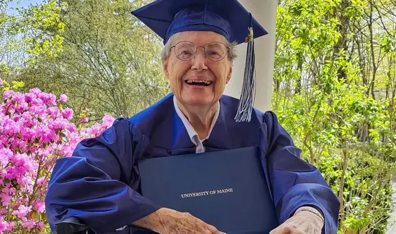 Le prohibieron graduarse por su embarazo y después de 60 años logró obtener su diploma en EEUU: "Me da una sensación de cierre y logro"