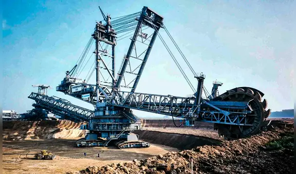 La enorme máquina minera que realiza el trabajo de 10.000 camiones, supera las 14.000 toneladas y cuesta aproximadamente 100 millones de dólares