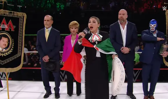 Deyra Barrera se equivoca al cantar el Himno Nacional Mexicano en evento de la WWE 2025