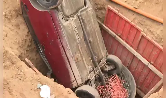 Auto cae a zanja en Ventanilla durante obras de alcantarillado: ocupantes salen ilesos pese al impacto