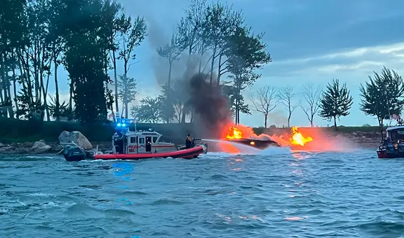 Bomberos de Nueva York logran apagar incendio en un barco de El Bronx: capitán fue arrestado por conducir ebrio