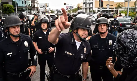 Policía de Los Ángeles criminalizó las protestas y amenazó con arrestar a quienes la sigan: "Declaro que esta reunión es ilegal"