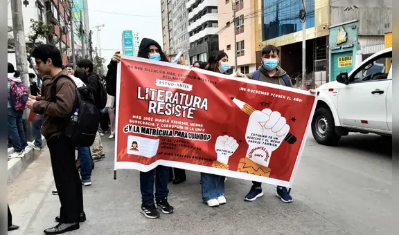 Estudiantes de la UNFV protestan en los exteriores de la universidad para exigir ser matriculados