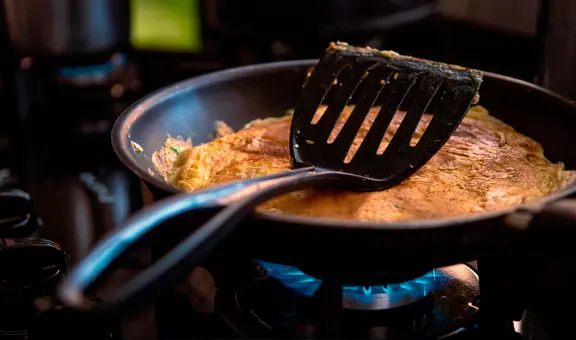 Estos son los utensilios de cocina que liberan millones de microplásticos y contaminan los alimentos