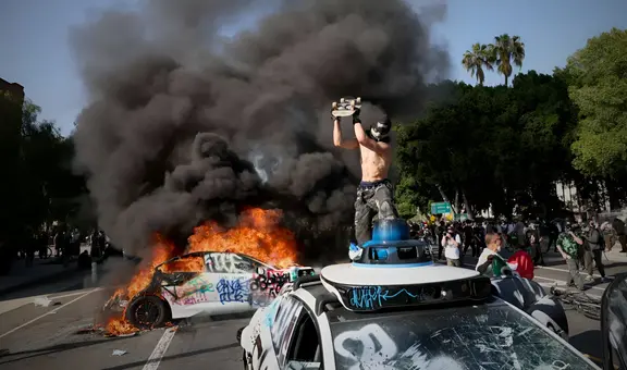 Protestas en Los Ángeles: carro de policía es incendiado durante manifestaciones migratorias anti ICE en California