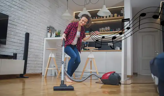 ¿Qué dice la psicología sobre las personas que limpian escuchando música? Conoce qué significa esta acción