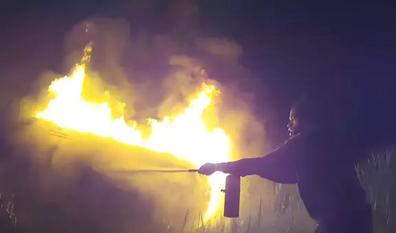 Rapero se convierte en héroe al rescatar a mujer que quedó atrapada dentro de un auto en llamas en Nueva York