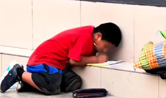 Captan a niño realizando su tarea en plena calle de Chincha, mientras su mamá trabaja como vendedora en semáforos