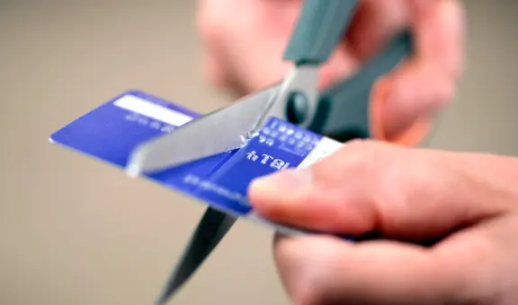 El Gobierno español anuncia la suspensión de cuentas bancarias y tarjetas de crédito a estos contribuyentes: ¿Estás en la lista?