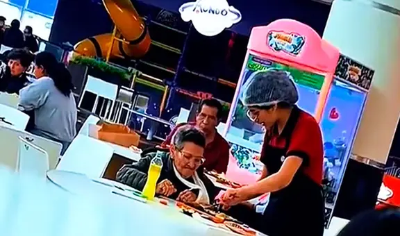 Captan a mesera ayudando a comer a adulta mayor que llegó sola a un mall y aplauden su gesto: “Por más peruanos así”