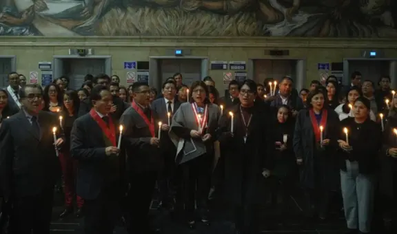 ¡Con velas blancas! Delia Espinoza realiza vigilia en la Fiscalía como rechazo a Patricia Benavides