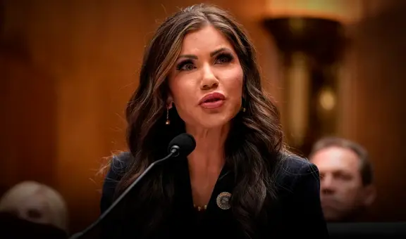 Kristi Noem, secretaria del DHS, es trasladada de emergencia en ambulancia a un hospital de Washington por una reacción alérgica