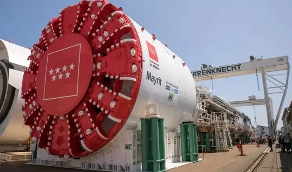 El monstruo de 98 metros de largo y 1.500 toneladas de peso que cruzará una importante ciudad de Europa para ampliar un metro subterráneo