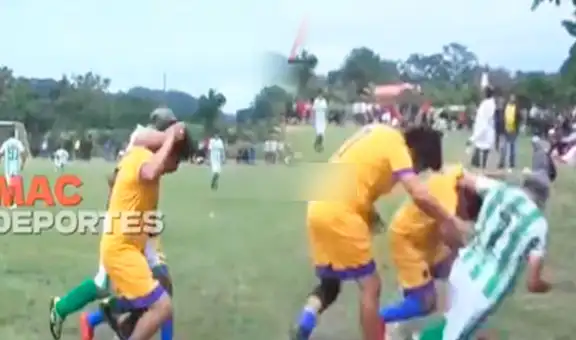 Futbolistas auxilian a jugador que se lesionó en partido, pero lo tiran fuera de la cancha y árbitro los sanciona: “Merecen tarjeta roja”