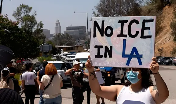 Redadas en Los Ángeles: manifestantes se reúnen afuera de estadio para protestar contra operativos del ICE